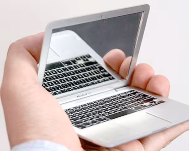 Ladies (or vain men), show off your love for Apple with this geeky compact mirror Featured Image