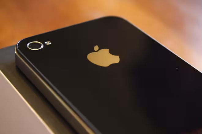 Survey: iPhone users rank highest in terms of carrier and smartphone loyalty Featured Image