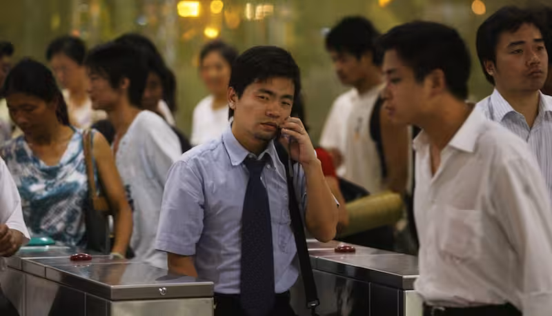 Chinese businessmen leave a crowded subw
