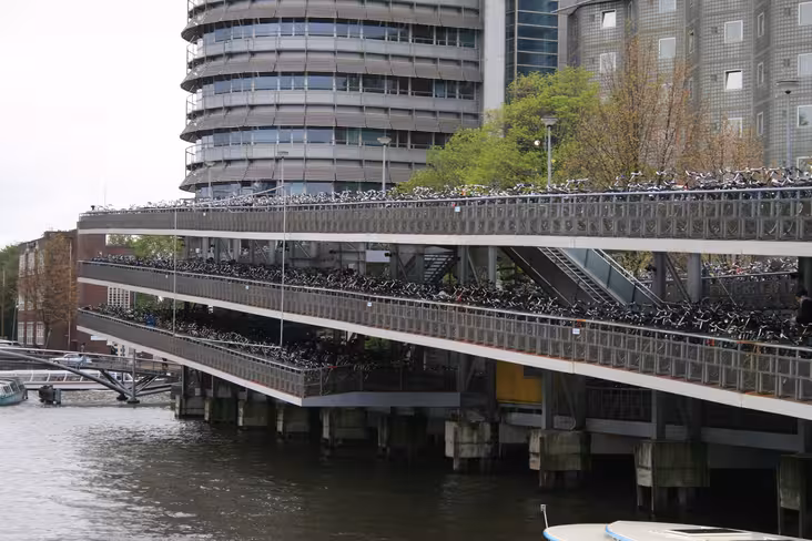 Bikes_parking_in_Amsterdam_Central_Station