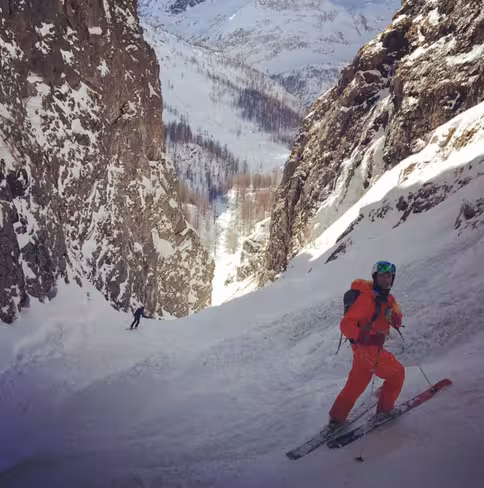 On our way down in a nice little couloir - Photo by Mathys van Abbe