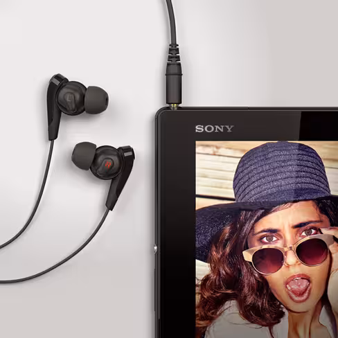 Sony07_Xperia_Z4_Tablet_Black_Headphones