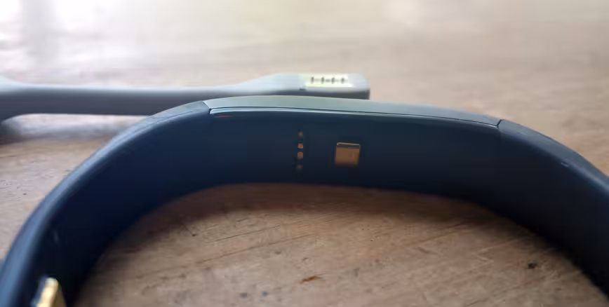Jawbone_UP3_connectors