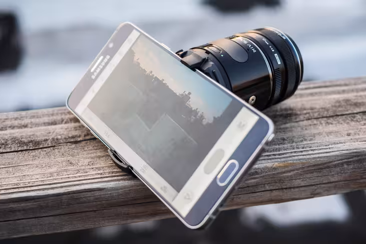The Olympus Air A01 attached to a Samsung Galaxy Note 5