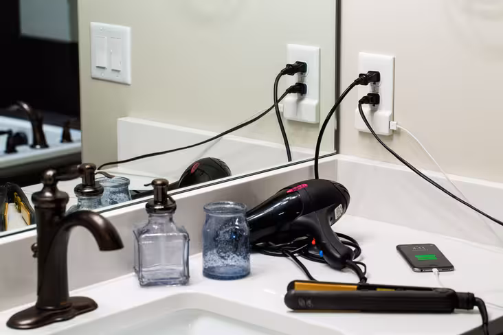 SnapPower_Product_USBCharger_White_Angle_Bathroom_Plugged_iPhone_Web_v01-1030x687
