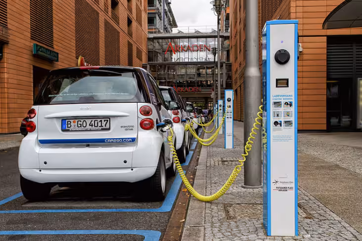 800px-Berlin_-_Potsdamer_Platz_-_E-Mobility-Charging-e1419262180525