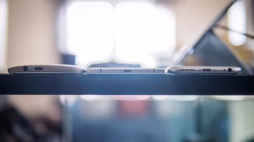 The Oppo R5 is a beautiful phone, but the blatant pursuit of thinness sacrificed battery life tremendously.