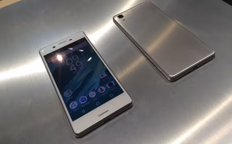 The X Performance offers gorgeous silver and black brushed metal finishes