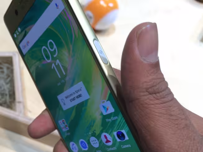 The X features the same ergonimcally positioned fingerprint sensor and power button from the Z5