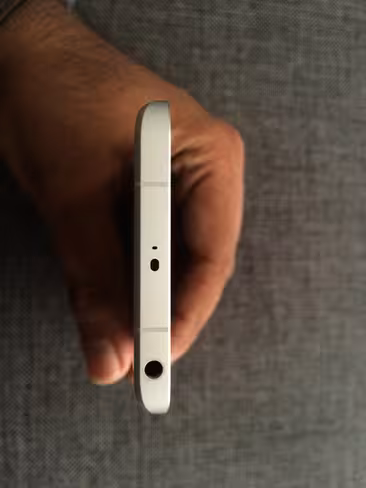 A headphone jack and IR blaster grace the top of the Mi 5