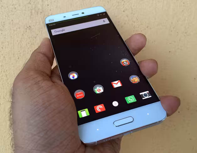 The Mi 5 fits beauQtifully in the palm thanks to its elegant curves and compact size