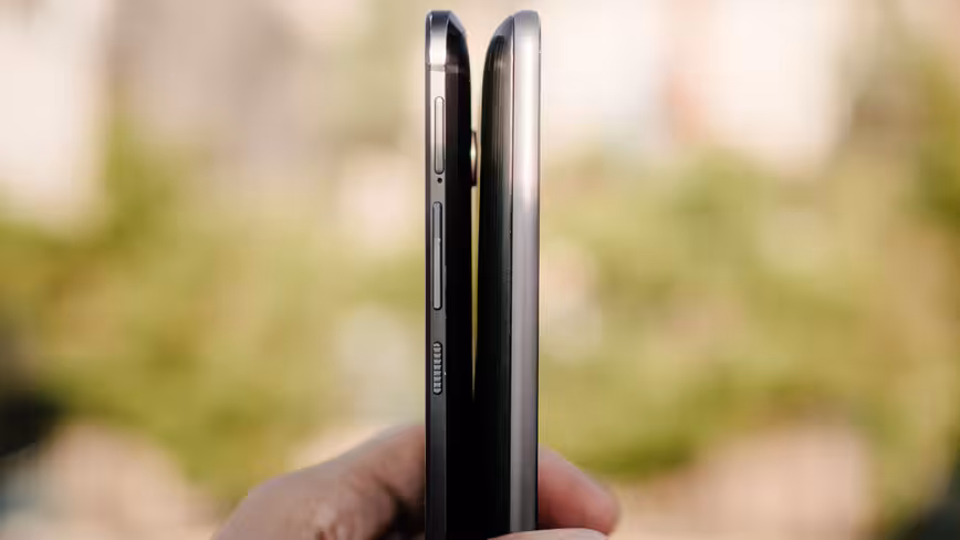 It's easy to slip a power pack into a bag or pocket, but if you leave it on the phone, you still have a very slim device for 4,800 mAh of total battery