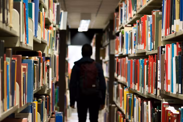 ИИ-компании скупают старые книги, потому что это последние данные без «мусора»