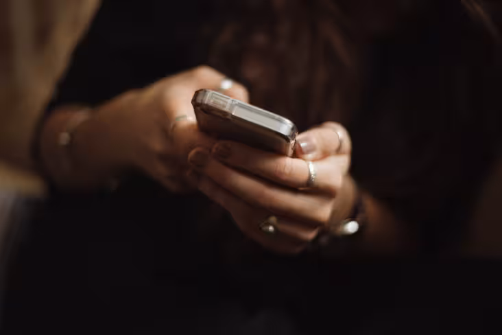 priscilla-du-preez-texting