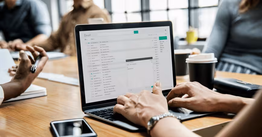 Writers, you should be using an email signature, too. Here are 4 free ways to make one.