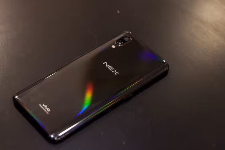The glass back of the NEX beautifully catches light, but also picks up fingerprints