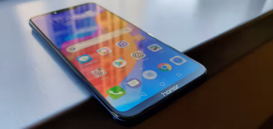 The chin on the Honor Play isn't overly large, but it's unfortunately accentuated by the badge at the center