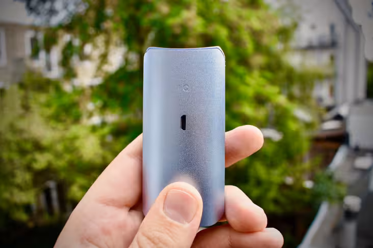 The back and charging slot of the Davinci IQ