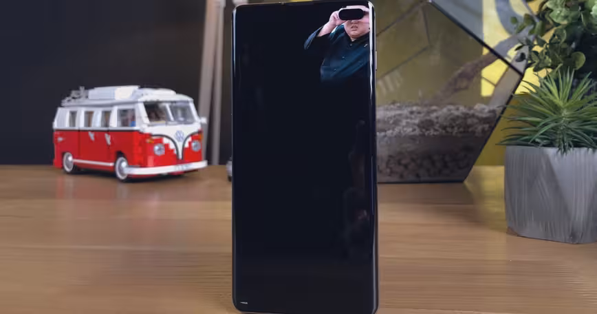 This app collects wallpapers designed to hide Samsung Galaxy S10’s camera