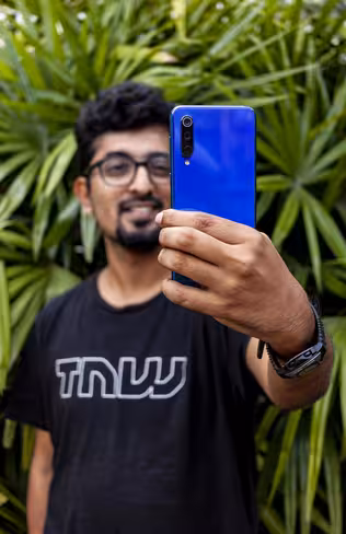 Xiaomi's Mi 9 SE comes with a 20-megapixel selfie camera, and three cameras on the rear