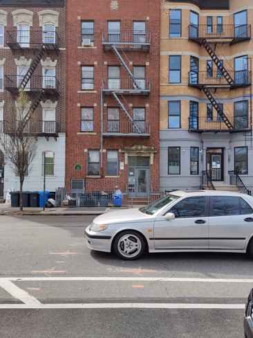 Car caption (alt)