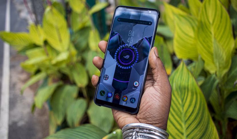 With its large display, bezels, and weight, the ASUS ROG 3 is a pretty hefty phone