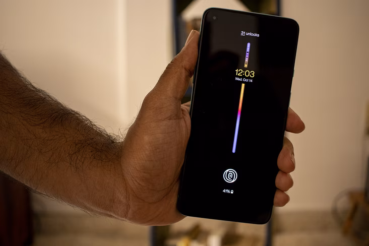The Insight AOD manages to be attractive but also simultaneously deter you from using your phone, thanks to its unlock count
