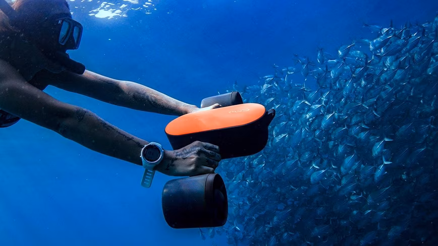 Geneinno S2 underwater scooter in the actual water