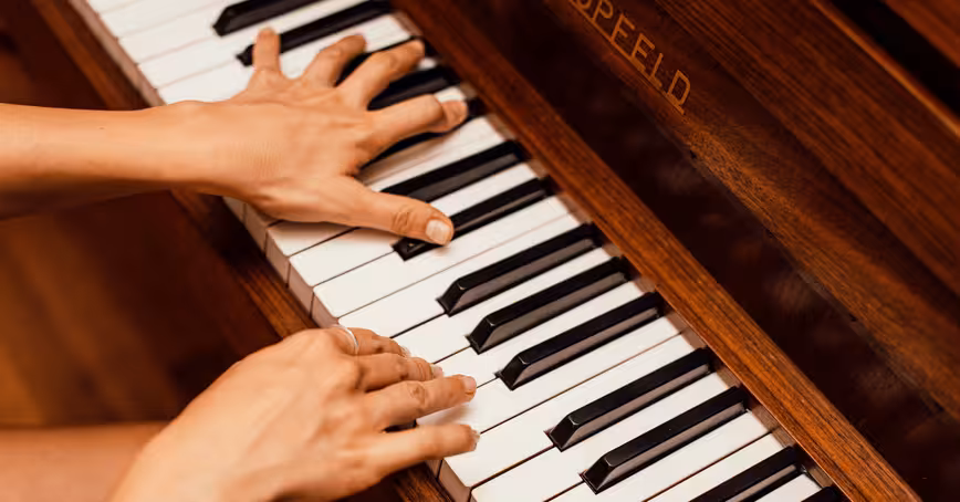 This AI generates music from silent piano performances