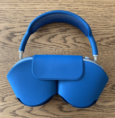 Apple AirPods Max in case