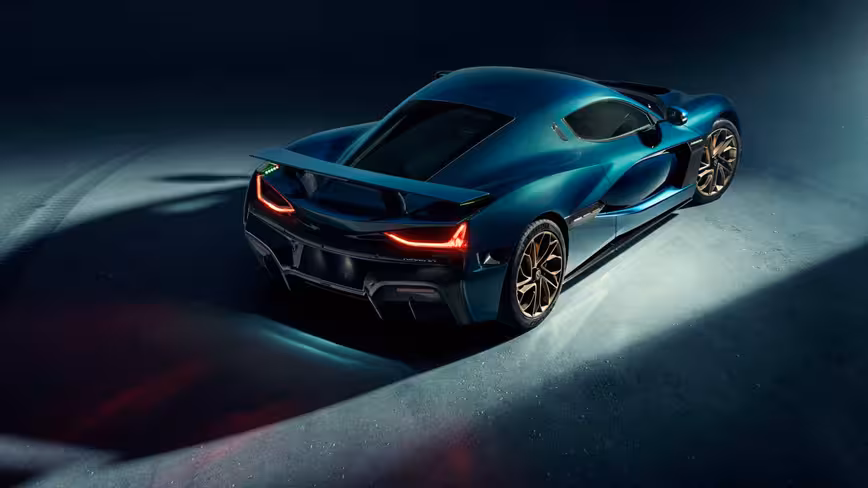 The rear diffuser and the rear wing are design for aerodynamic efficiency 