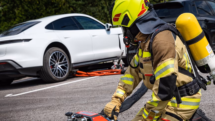 EV fire extinguisher can pump water directly into the battery 