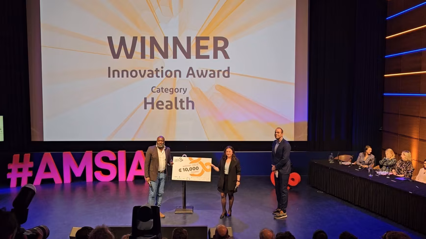 Image of Dr. Zeliha Guler winning the innovation award in the health category 