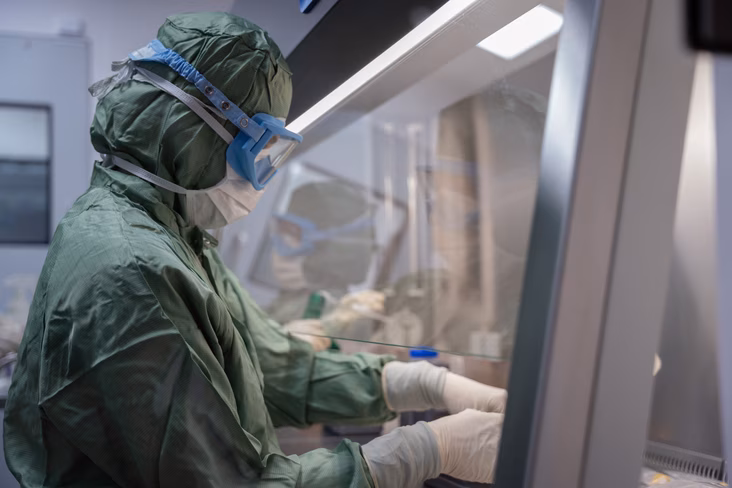 Scientists inside the Cellcolabs cleanroom