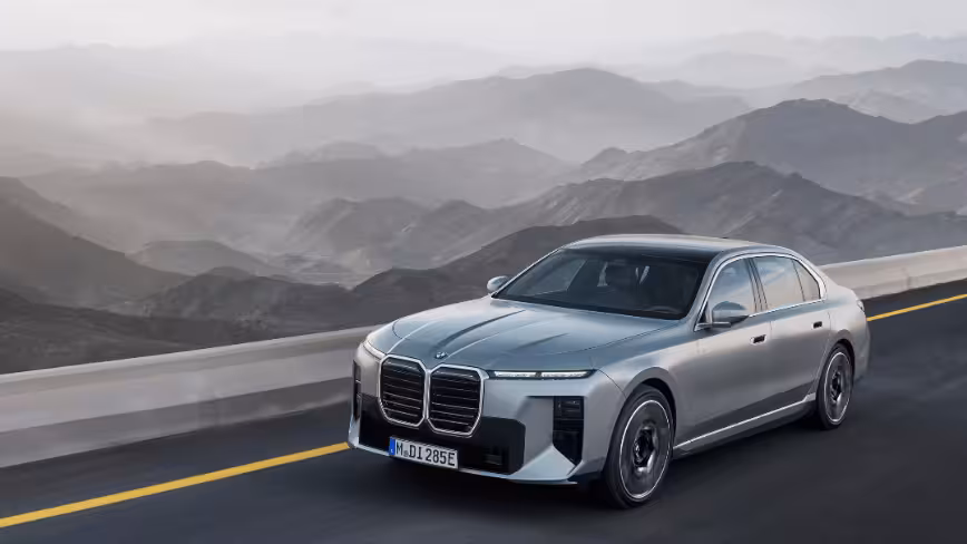 BMW i7 facelift brings Gen6 cells from Rimac, 350+ miles range, and drops Level 3 for cheaper Symbiotic Drive