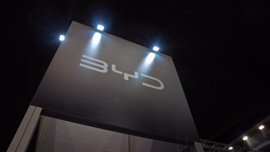 Ответ BYD на падение продаж автомобилей: гуманоидный робот в каждом автосалоне