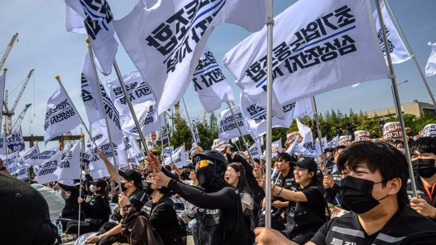 Samsung chip workers offered a $340,000 average bonus as union pushes toward $1m and an 18-day strike