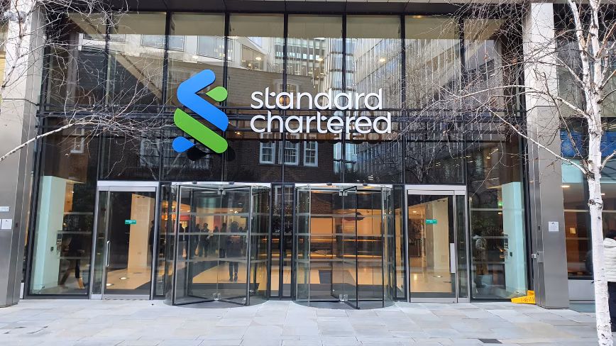 Standard Chartered: 7.800 tagli nel back-office entro il 2030 per l'automazione AI