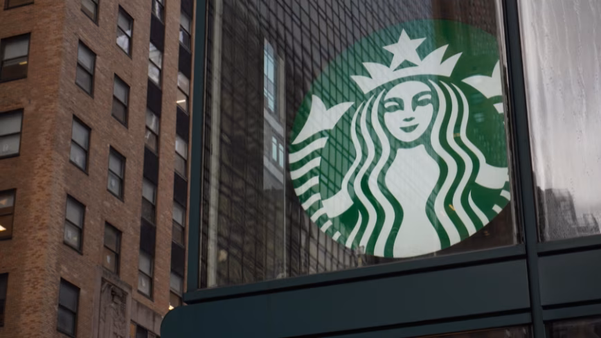 ИИ-инструмент Starbucks не умер в ходе пилотного проекта. Он умер в 11 300 магазинах.
