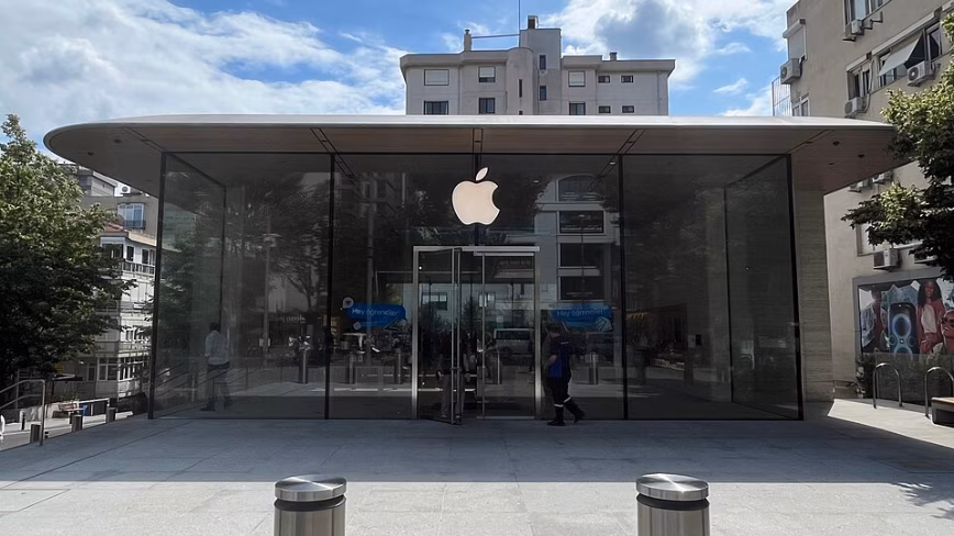 Великобритания не отказалась от бэкдора для Apple. Она исключила американцев и попробовала снова.