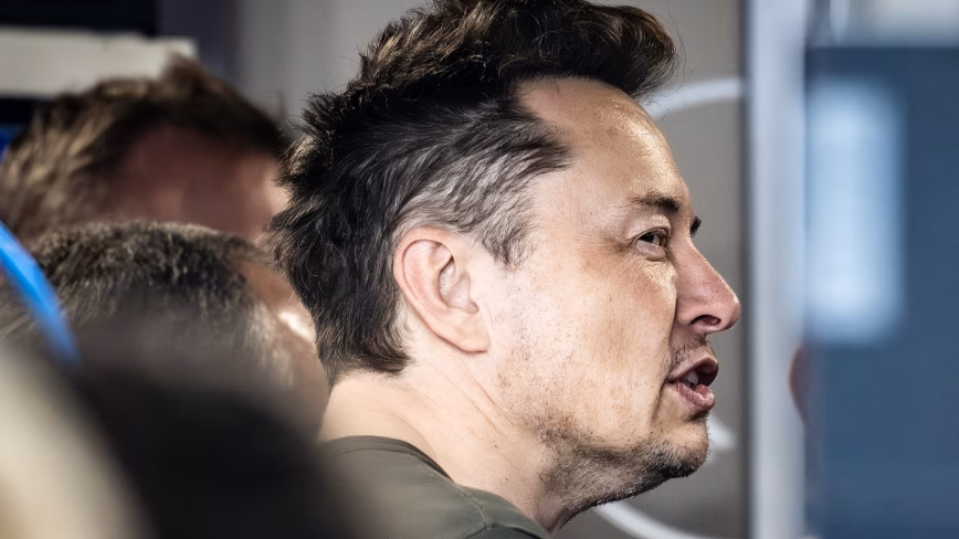 Zoox попросила у NHTSA разрешения и получила его. Tesla сертифицировала себя сама, а теперь столкнулась с федеральным расследованием.