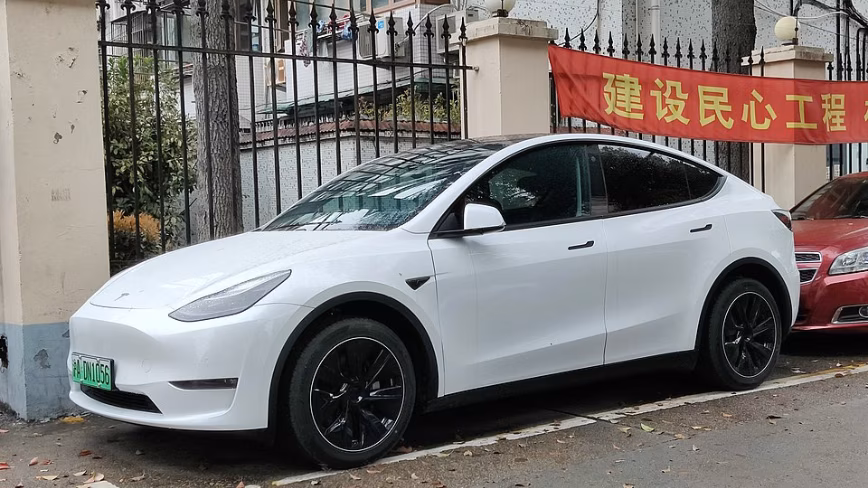 Tesla lancia FSD in Cina: una mossa tardiva nel mercato EV più grande al mondo
