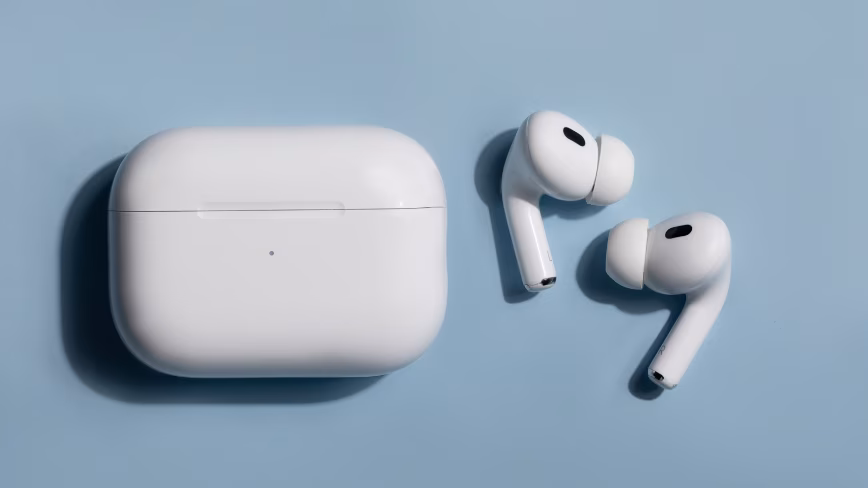 Apple случайно слила видео AirPods со встроенной камерой в macOS Tahoe