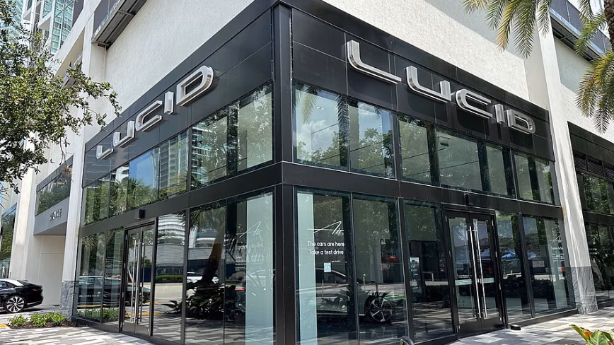 «Мы выпускали продукты до того, как они были готовы»: Lucid откладывает выпуск доступного электромобиля