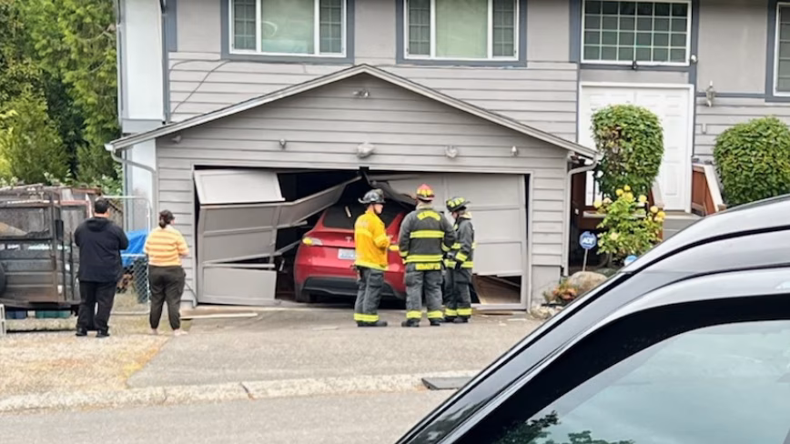A Tesla on Autopilot swerved into someone’s garage door in Washington. Police are investigating.