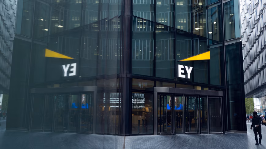 EY создала «ИИ-маршрутизатор», чтобы обуздать собственные растущие счета за искусственный интеллект