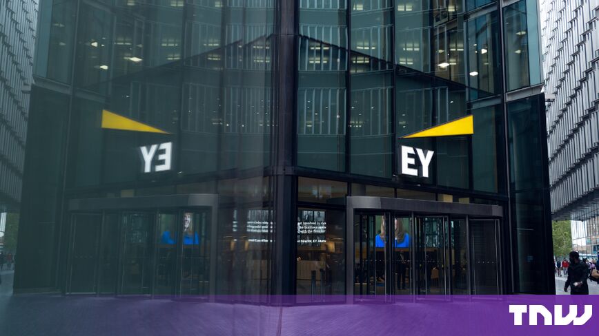 EY будет удерживать стажеров в течение года, прежде чем предложить им работу