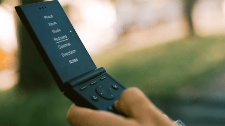 Все пичкают телефоны ИИ. Новый раскладной телефон от Light избавляется от всего лишнего.