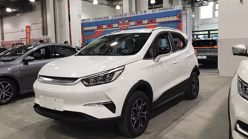 Автомобильный рынок Китая движется к худшему году с 2021 года. Продажи в первом полугодии упали на 20%.