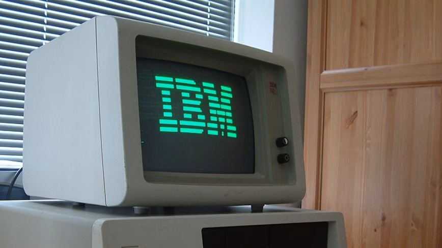 IBM ухудшает прогноз продаж на весь год после падения спроса на мейнфреймы на 42 процента во втором квартале